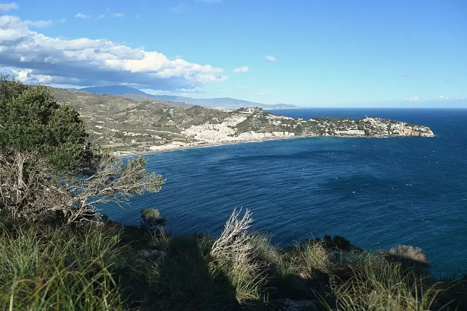 Vista de Almuñécar y la costa de Granada desde el mirador de Cerro Gordo, entre matorral y pinos