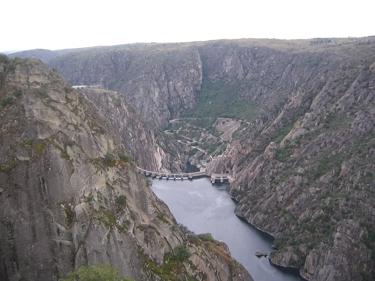 Cañón granítico del Duero con la presa de Aldeadávila al fondo, vista desde lo alto de la ribera española