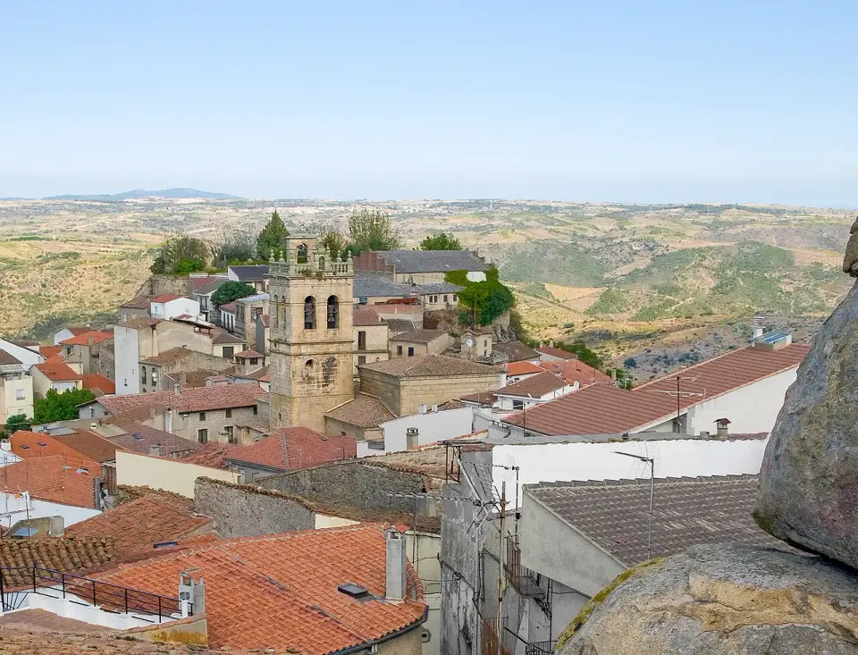 Tejados rojos y torre de la iglesia de Fermoselle con los campos de los Arribes extendiéndose hasta el horizonte