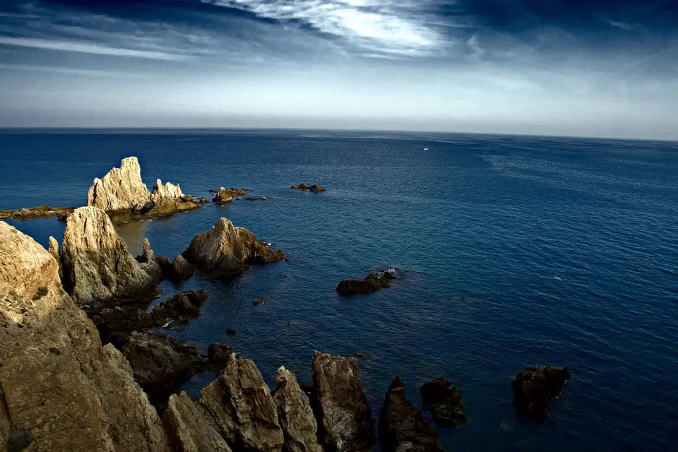 Agujas de roca volcánica del arrecife de las Sirenas en el mar, vistas desde el mirador del faro de Cabo de Gata