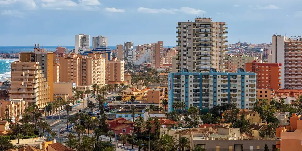 Edificios altos y urbanizaciones de La Manga del Mar Menor vistos desde el mirador de Monte Blanco