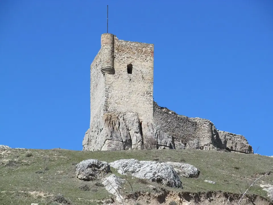 Torre del homenaje del castillo de Atienza sobre una gran peña rocosa, con el cielo despejado
