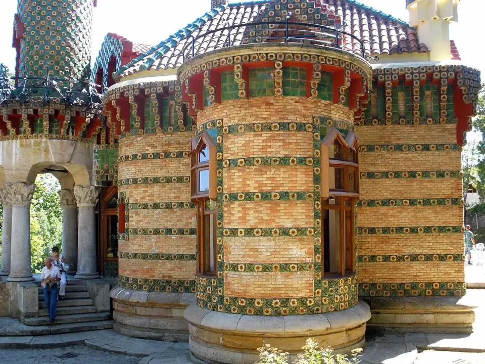 El Capricho de Gaudí en Comillas, con su fachada de ladrillo y cerámica verde y amarilla con motivos de girasoles