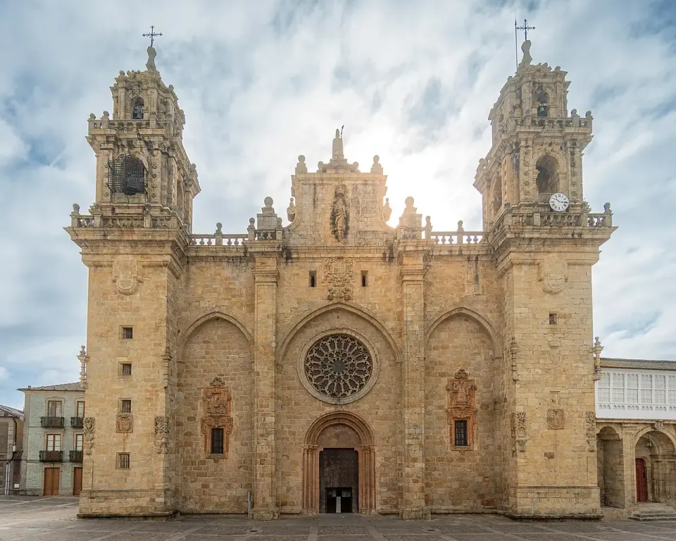 Fachada de la catedral de Mondoñedo con sus dos torres y el rosetón, bajo un cielo nublado