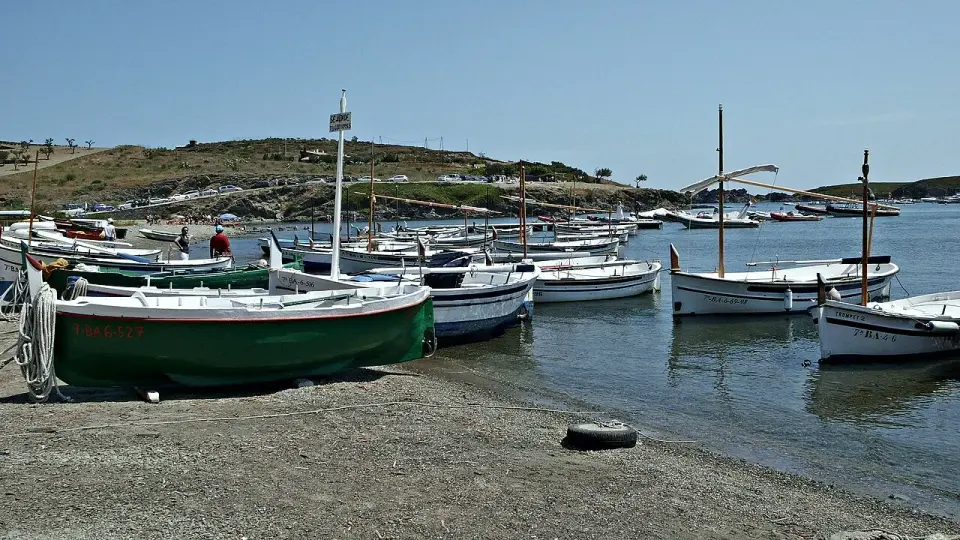 Barcas de pesca tradicionales varadas en la playa de Portlligat