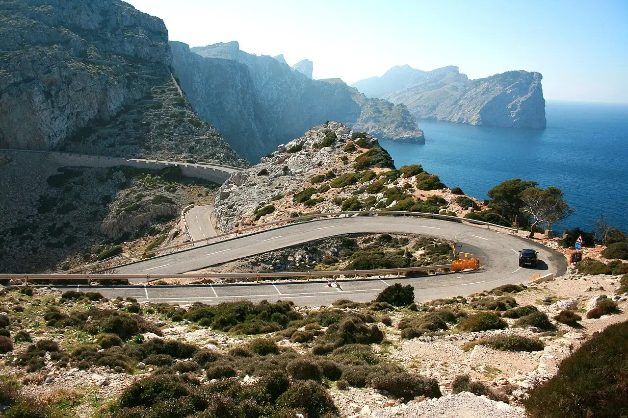 Horquilla de la carretera MA-2210 sobre los acantilados del Cap de Formentor, con el mar azul y los cabos rocosos al fondo