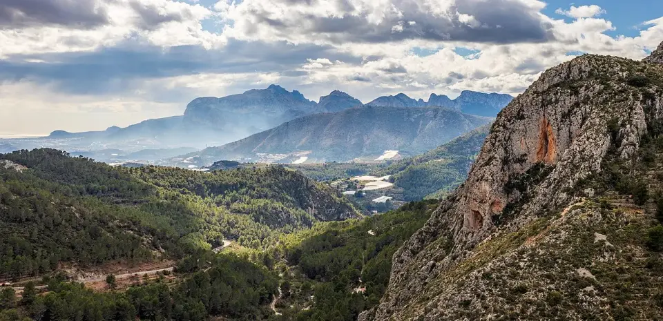 Paisaje de montañas y valles hacia el sur desde un mirador junto a la CV-715 en Tàrbena