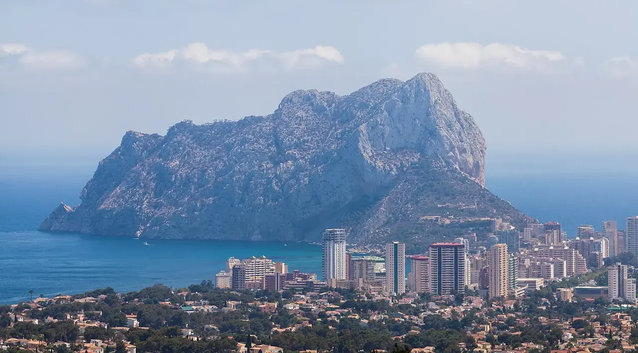 El peñón de Ifach sobre el mar con los edificios de Calp a sus pies