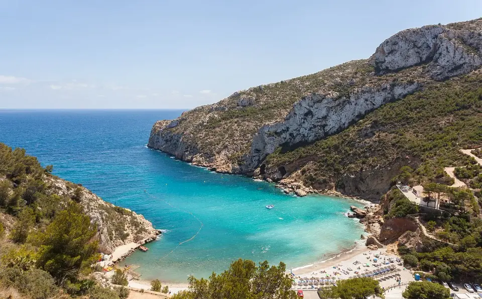 Cala de la Granadella, con agua turquesa entre acantilados cubiertos de pinos