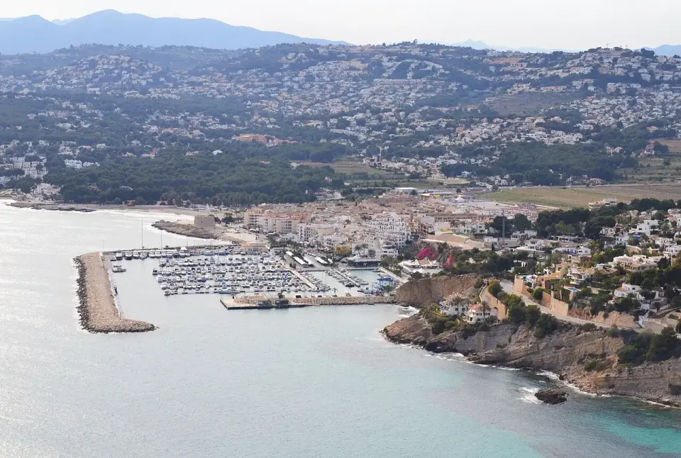 Puerto de Moraira y la costa de Teulada vistos desde el Cap d'Or, con montañas al fondo