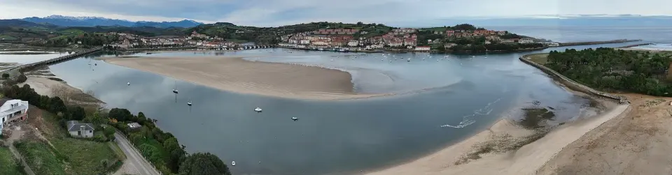 Panorámica de la ría de San Vicente de la Barquera con marea baja, el arenal y el pueblo al fondo