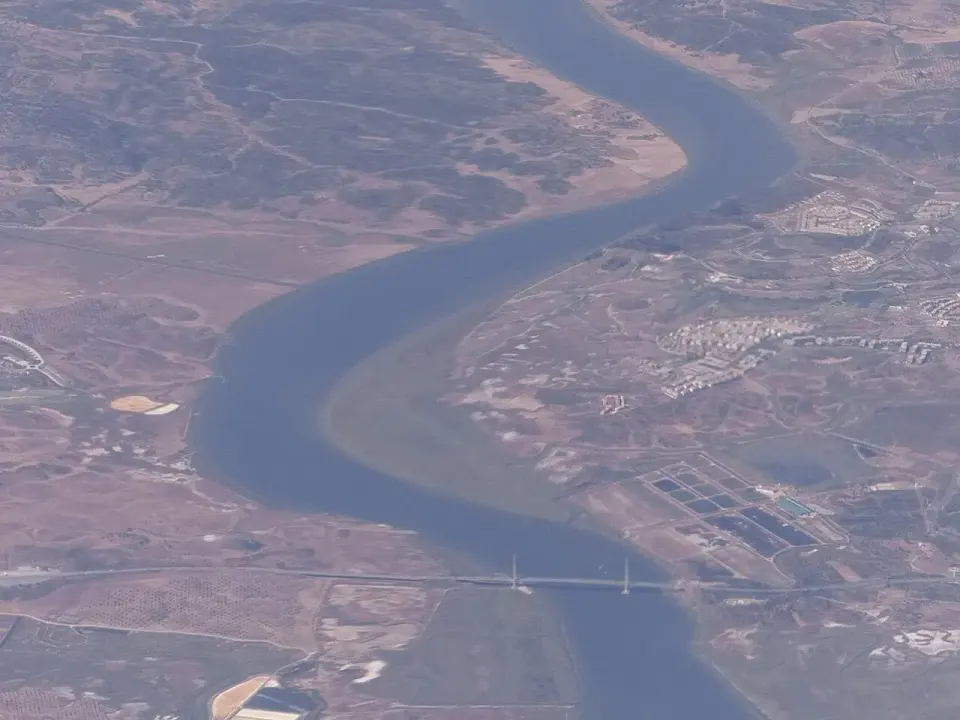 Vista aérea del río Guadiana y el puente internacional entre Ayamonte y Castro Marim, rodeado de marismas
