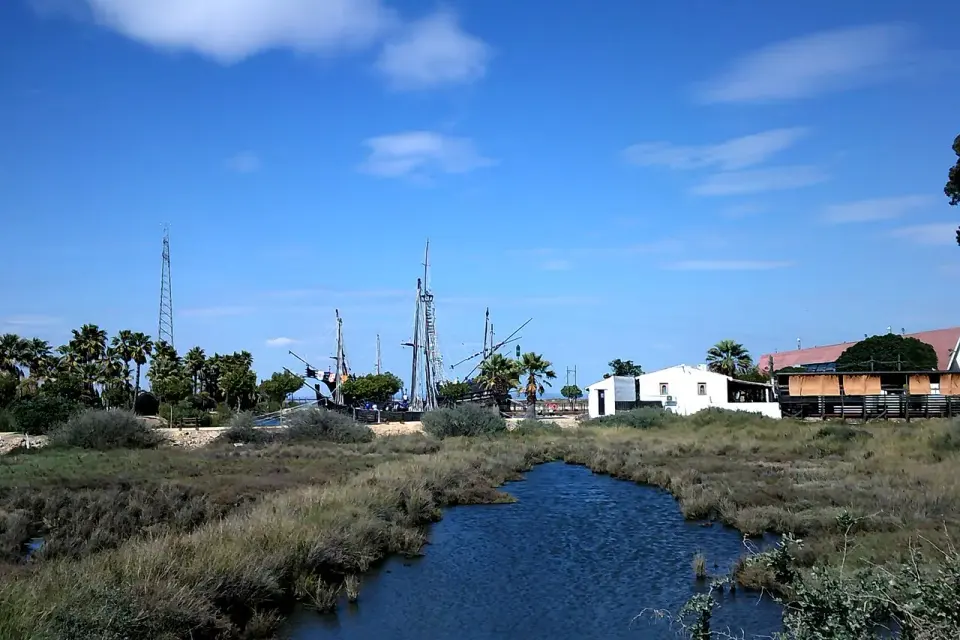 Réplicas de las carabelas de Colón en el Muelle de las Carabelas de La Rábida, junto a la marisma