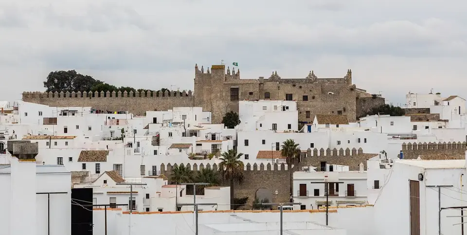 Casas blancas de Vejer de la Frontera escalonadas en la ladera bajo el castillo y la muralla