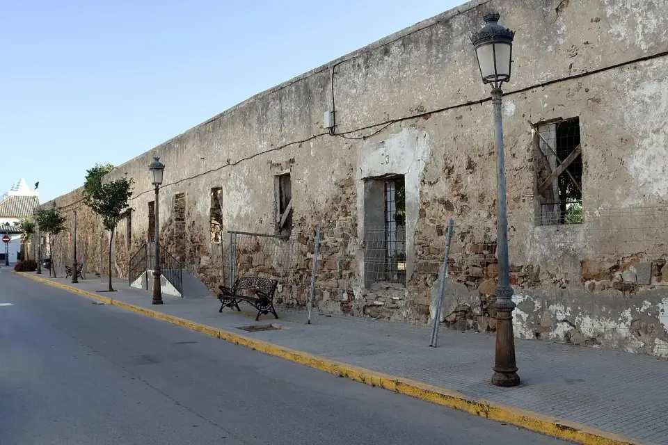 Muros de piedra del castillo de las Almadrabas junto a una calle de Zahara de los Atunes
