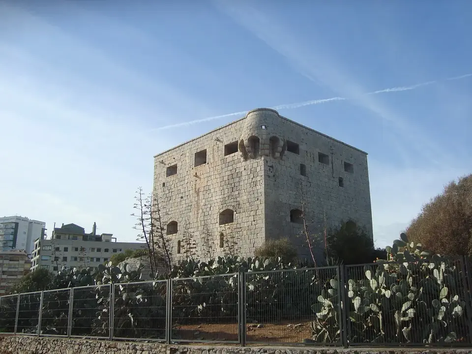 Torre del Rey de Oropesa del Mar, torre renacentista de piedra rodeada de chumberas