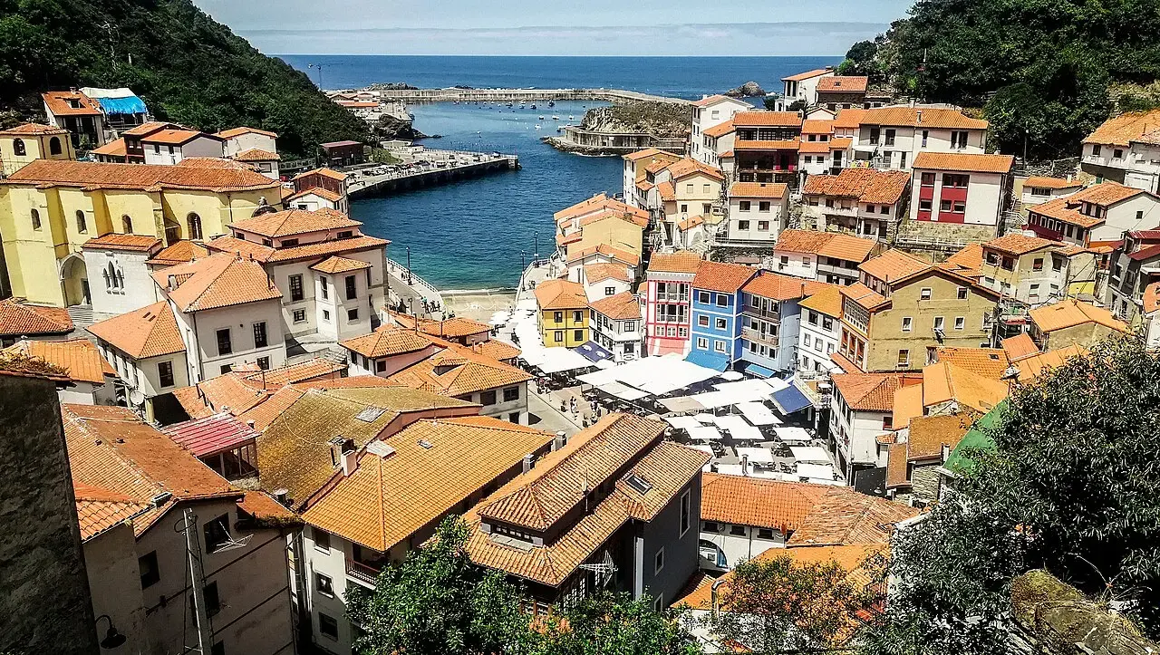 Casas de colores y tejados rojos de Cudillero en anfiteatro sobre el puerto, con el mar al fondo
