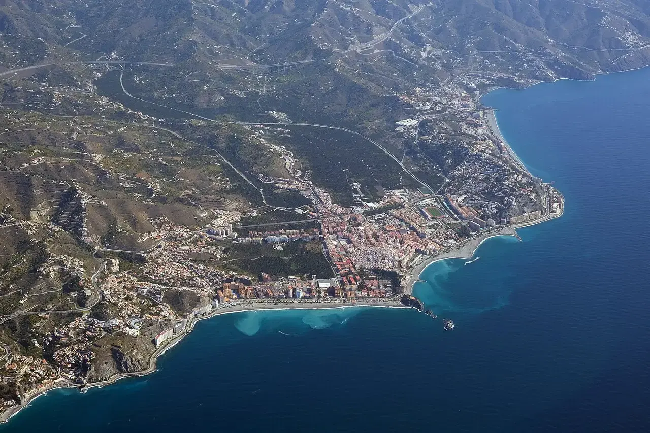 Vista aérea de Almuñécar entre montañas y el mar Mediterráneo, con sus playas y el peñón