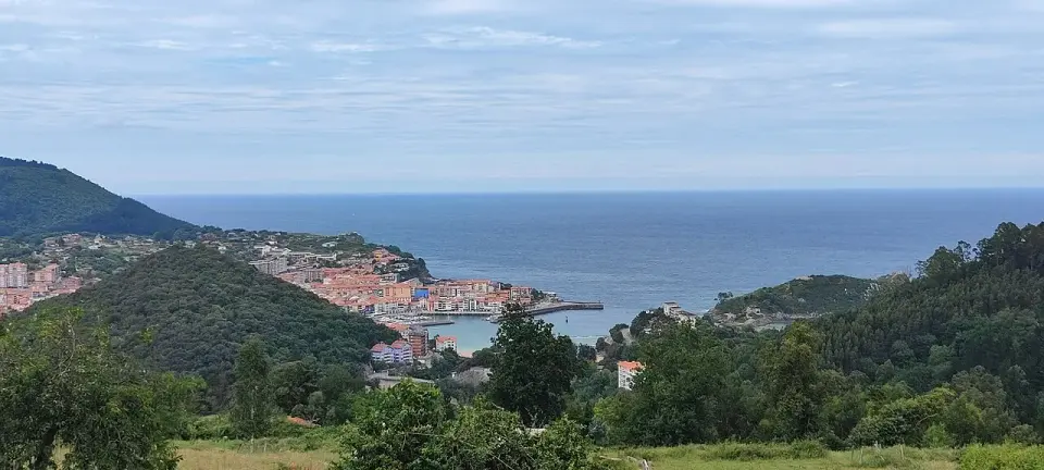 Vista de Lekeitio desde el monte, con la bahía, la isla de San Nicolás y el mar Cantábrico al fondo