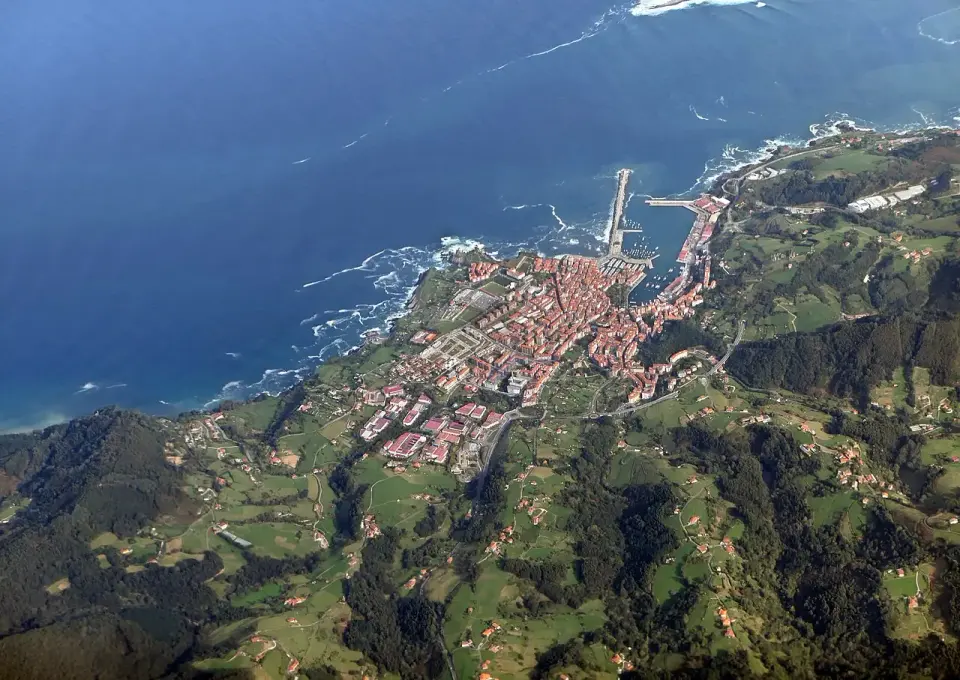 Vista aérea de Bermeo con su puerto y el casco urbano entre la costa y los montes verdes