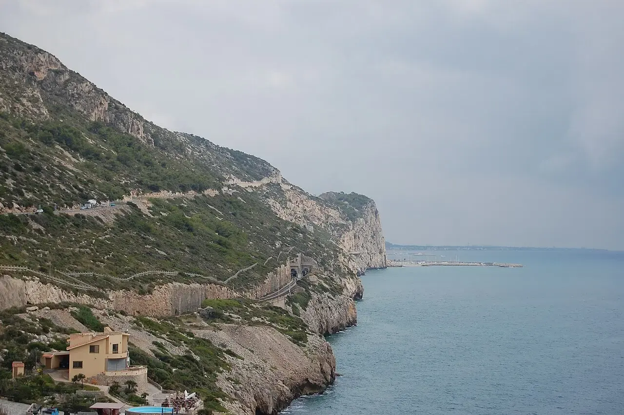 La carretera de las Costas del Garraf recortada en los acantilados del macizo, vista desde Sitges
