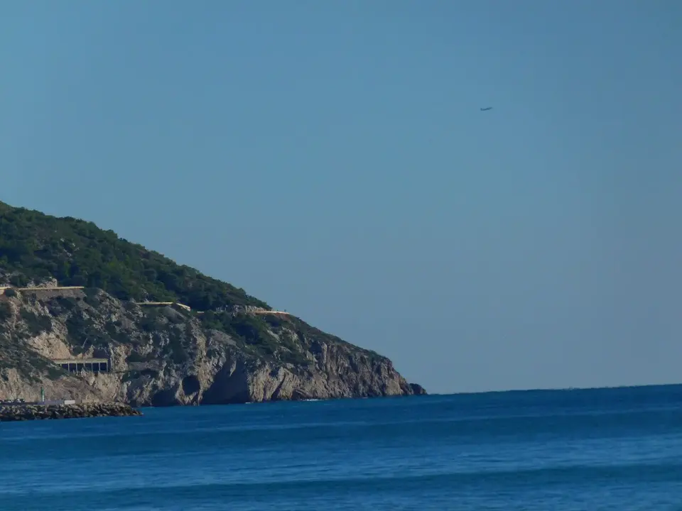 Acantilados del Garraf cayendo sobre el mar azul entre la punta de la Cova del Pebre y la Ferrosa