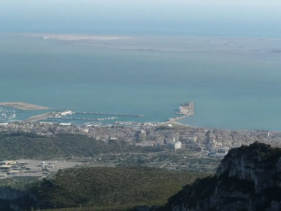 La Ràpita y la bahía de los Alfaques vistas desde la sierra del Montsià, con la península de la Banya al fondo