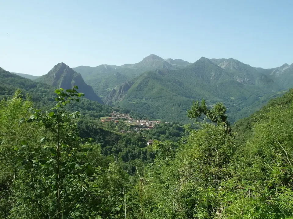El valle de Sajambre con el pueblo de Oseja entre bosques y montañas