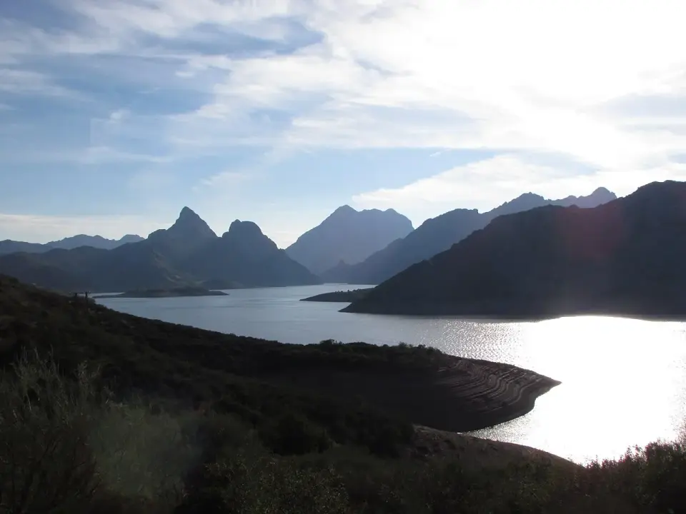 Embalse de Riaño a contraluz, con las cumbres de los Picos de Europa al fondo