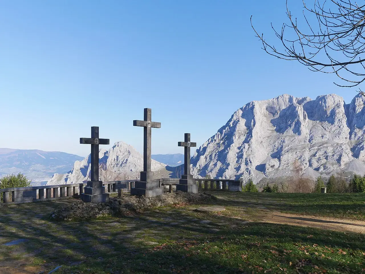 Tres cruces de piedra en el mirador de Urkiola con las paredes calizas del Alluitz al fondo
