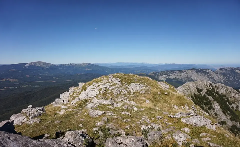 Cumbre rocosa en el parque natural de Urkiola con vistas a las sierras del Duranguesado bajo un cielo azul