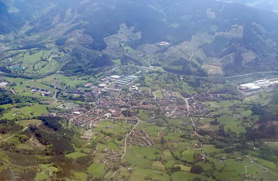 Vista aérea de Elorrio rodeado de prados y montes verdes