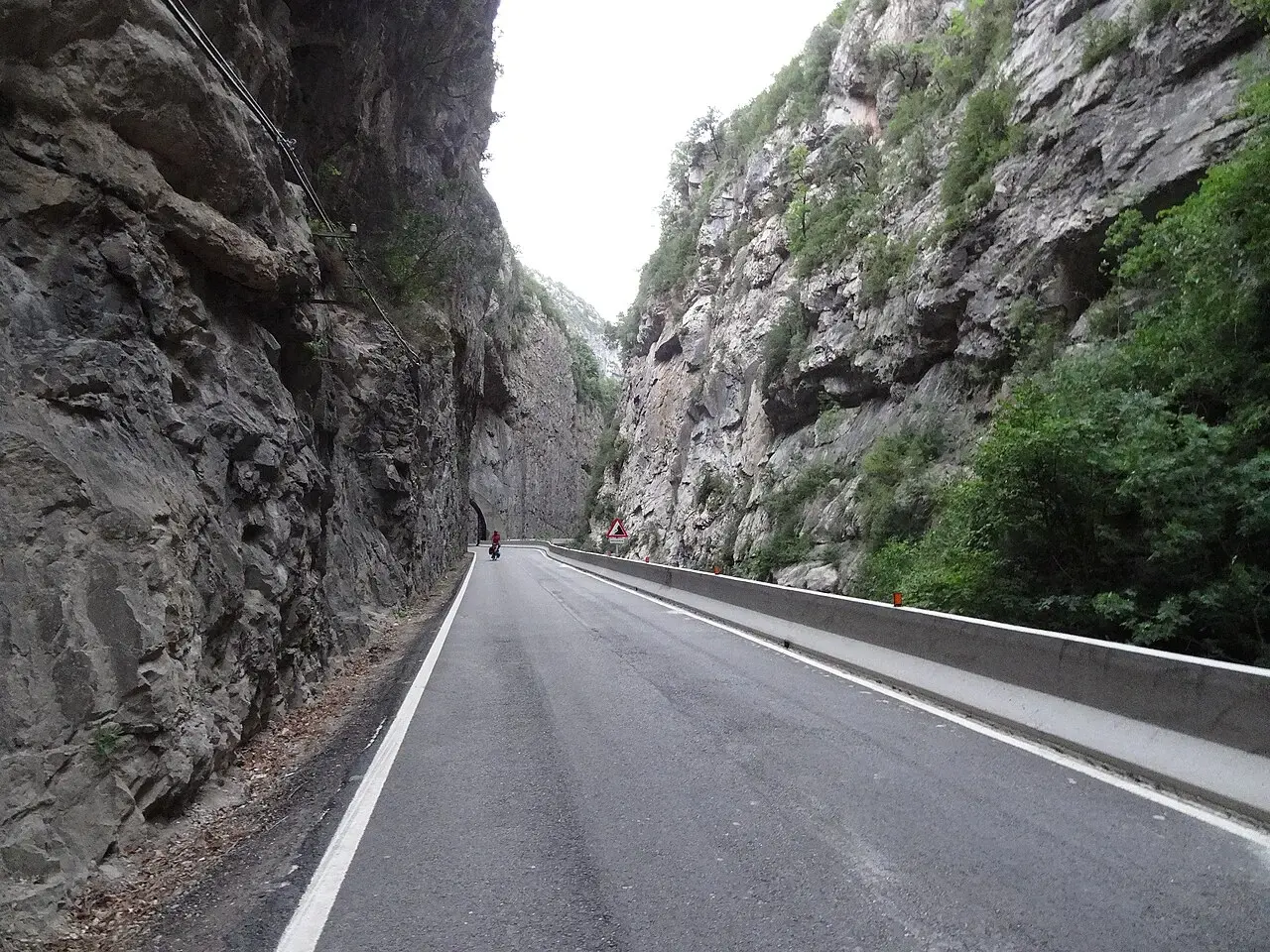 La carretera N-260 atravesando el congosto de Ventamillo entre altas paredes de roca caliza con vegetación