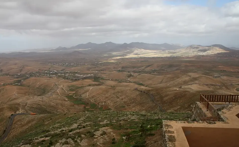 Paisaje árido del centro de Fuerteventura visto desde el mirador de Morro Velosa, con montañas al fondo