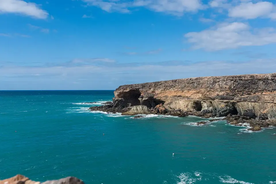 Acantilados de Ajuy sobre el océano Atlántico en la costa oeste de Fuerteventura