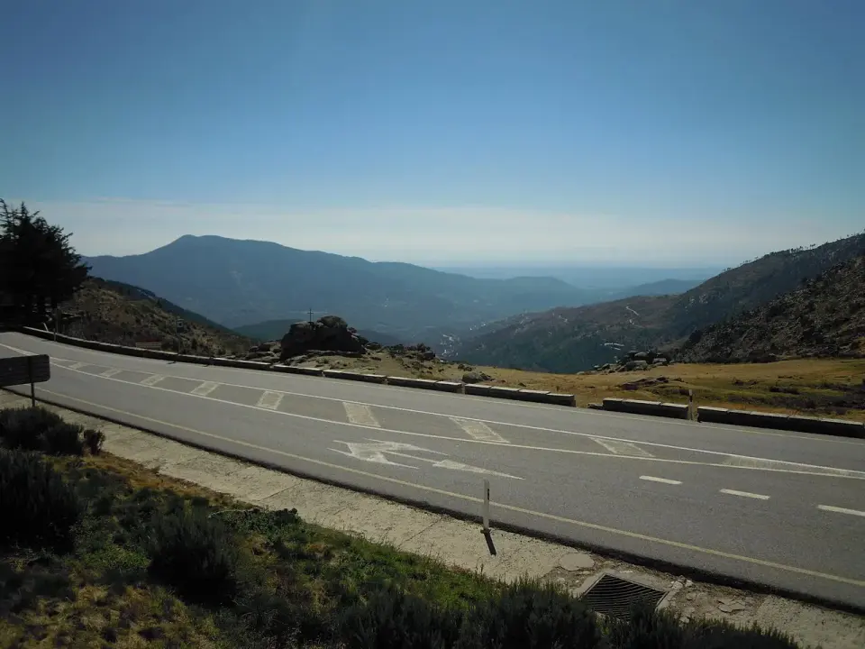 Carretera N-502 en lo alto del puerto del Pico, con el valle del Tiétar y las sierras del sur de Ávila al fondo
