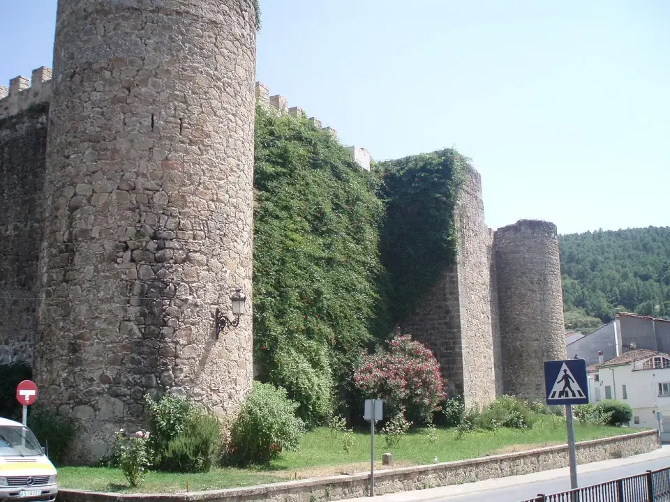 Torres y muralla de piedra del castillo de Arenas de San Pedro, cubiertas en parte de hiedra