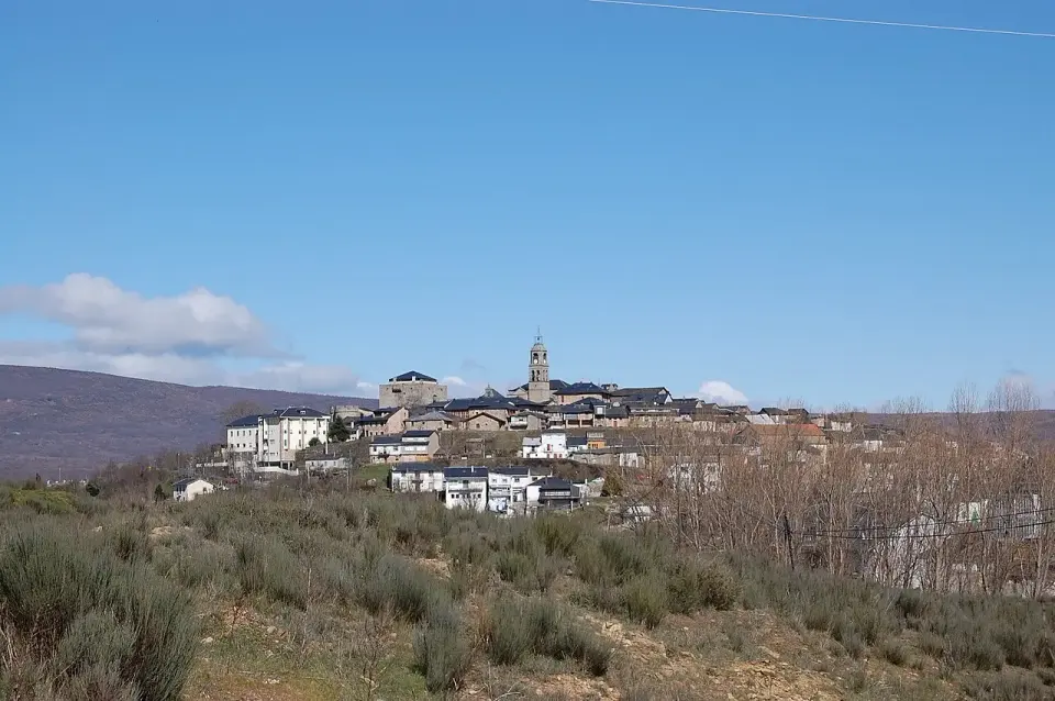 Puebla de Sanabria sobre su colina, con el castillo y la torre de la iglesia sobresaliendo entre las casas