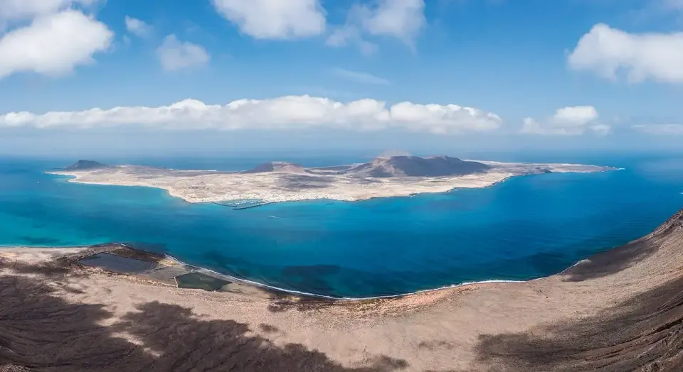 La Graciosa y el estrecho de El Río vistos desde lo alto del Mirador del Río