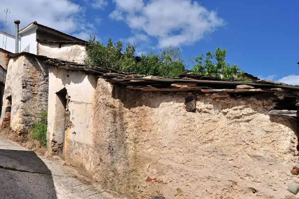 Casa tradicional hurdana de muros de piedra y tejado de lajas de pizarra en Riomalo de Abajo