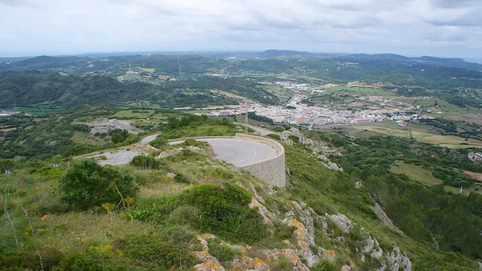 Vista del interior de Menorca desde el Monte Toro, con campos, pueblos y la carretera de subida