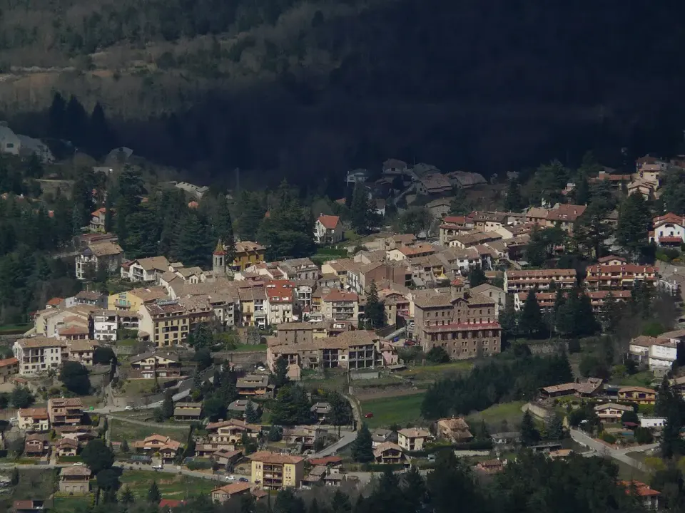 El pueblo de Viladrau entre bosques, visto desde la ladera del Matagalls
