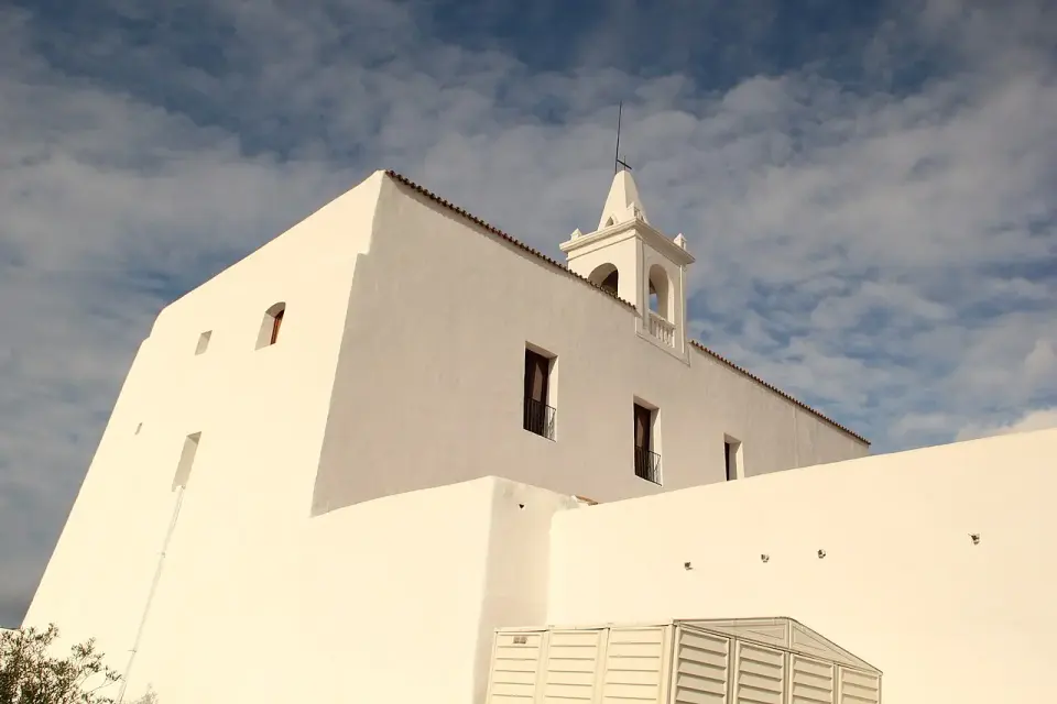 Iglesia encalada de Sant Miquel de Balansat, con su campanario y muros blancos