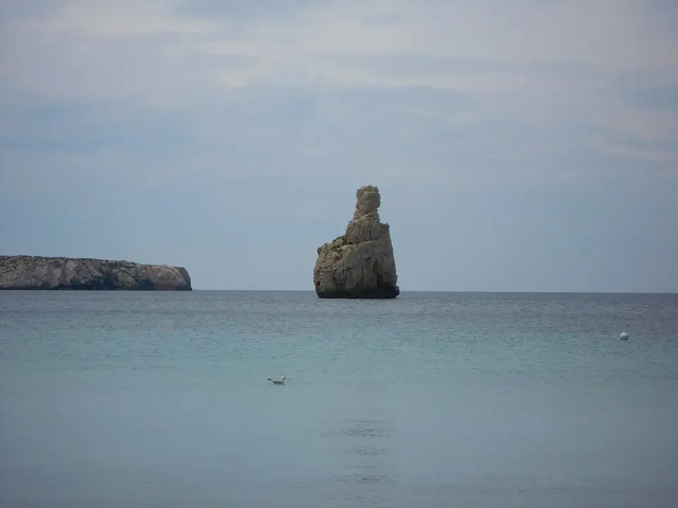Roca de Cap Bernat frente a la cala de Benirràs, en un día nublado