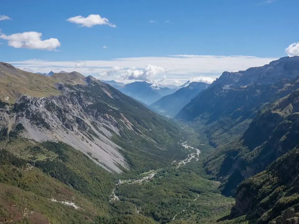 Valle de Pineta visto desde lo alto, un valle glaciar en forma de U con el río Cinca y bosques en el fondo