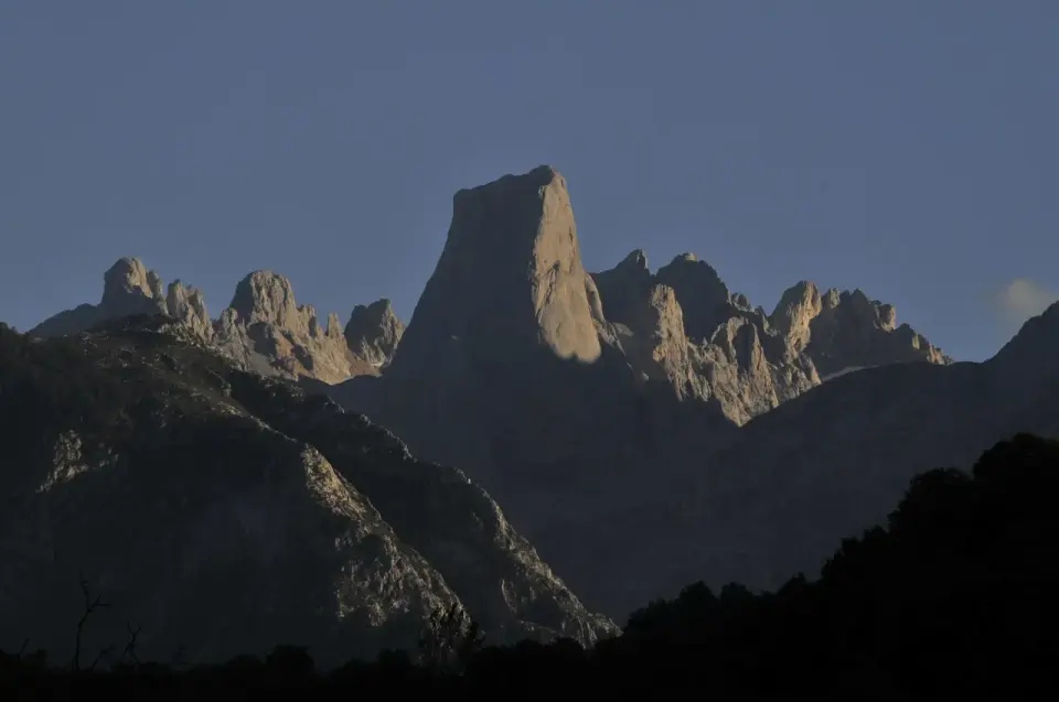 Silueta del Naranjo de Bulnes al atardecer vista desde la carretera entre Arenas de Cabrales y Cangas de Onís