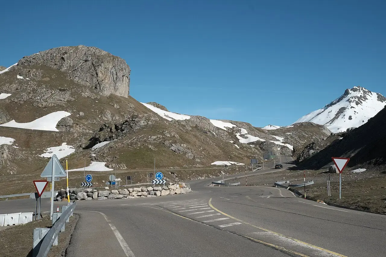 Carretera A-136 en el puerto del Portalet, entre laderas de alta montaña con neveros