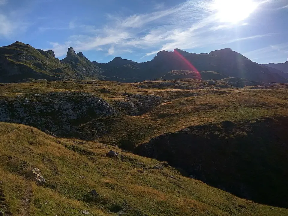 Prados de alta montaña en tonos otoñales y crestas del Pirineo a contraluz en el Valle de Tena