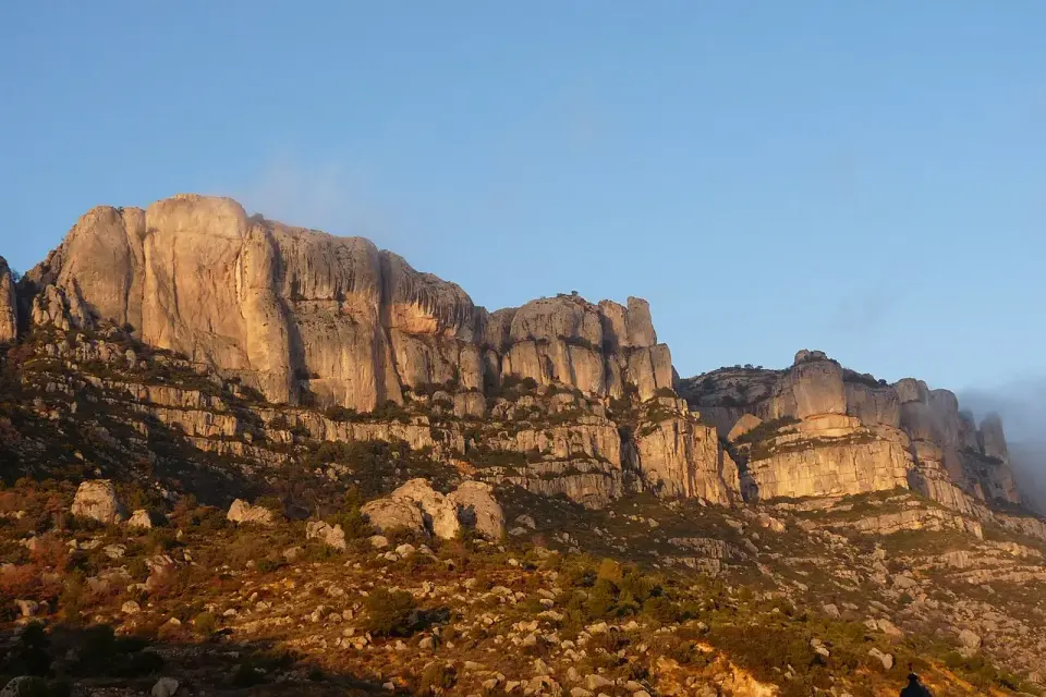 Paredes rocosas de la sierra del Montsant iluminadas por el sol de la tarde, cerca de La Morera de Montsant