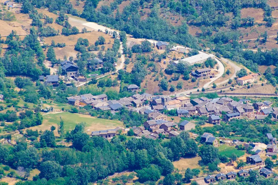 Valverde de los Arroyos visto desde lo alto, con sus casas de pizarra entre prados y bosques